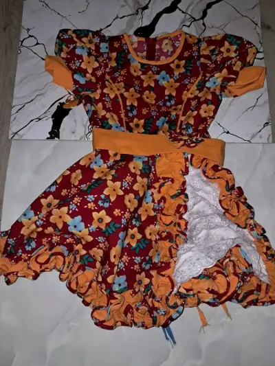 Vestido floral para niña con volantes - miniatura 1