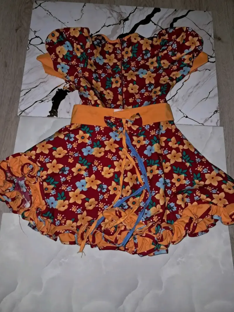 Vestido floral para niña con volantes - 2