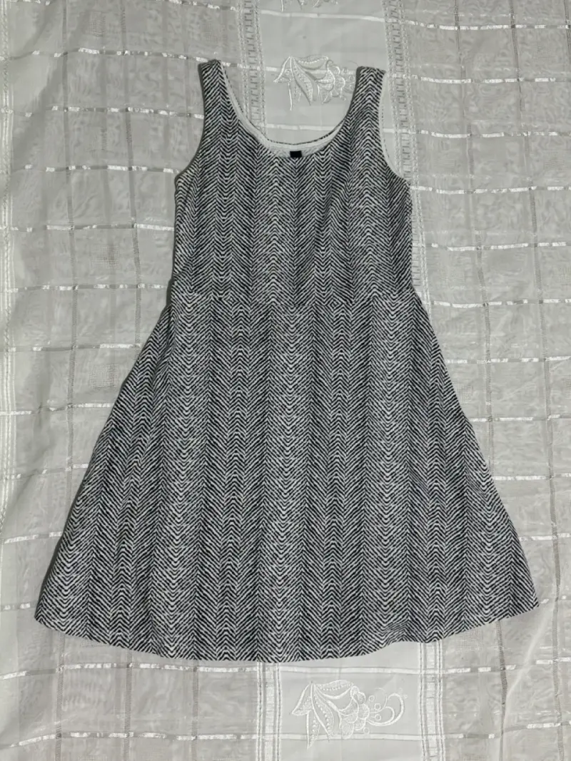 Vestido casual blanco y negro con diseño zigzag