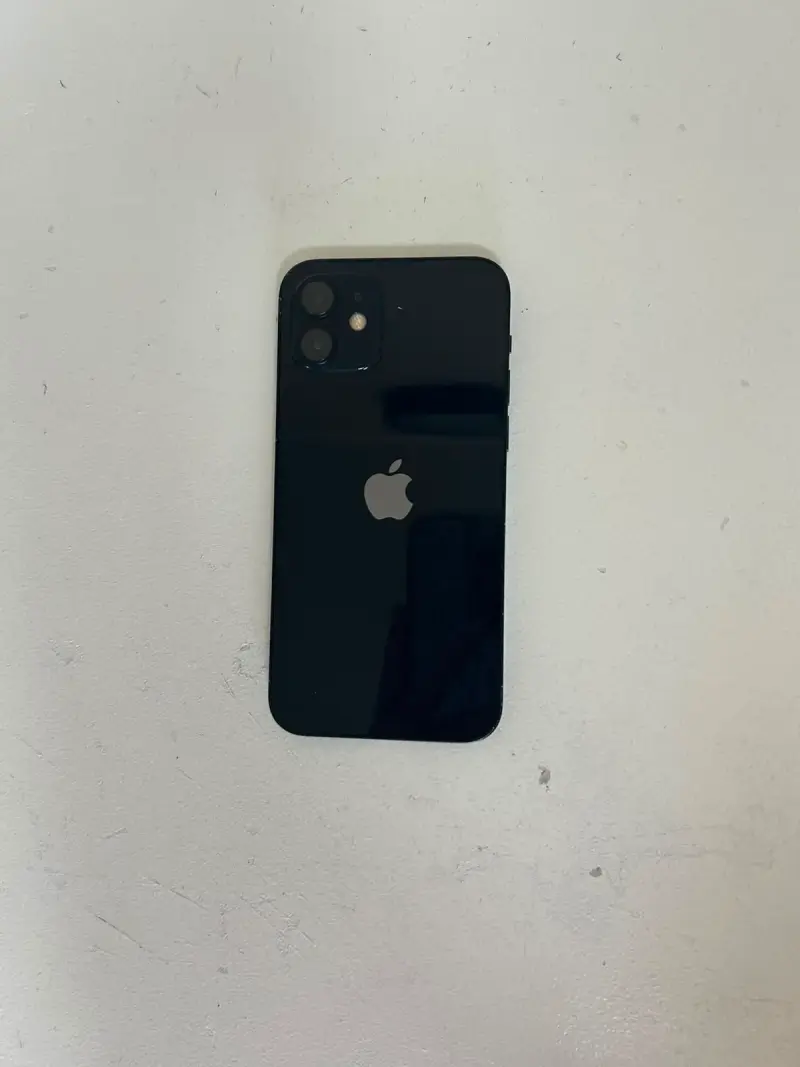 iPhone 12 en buen estado con batería al 80% - 1
