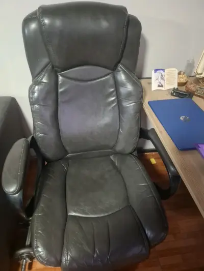 Silla de oficina ergonómica de cuero negro - miniatura 1