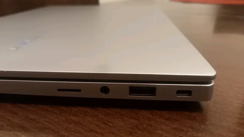 Laptop Samsung con múltiples puertos y cargador - 1