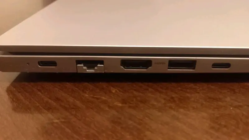 Laptop Samsung con múltiples puertos y cargador - 2