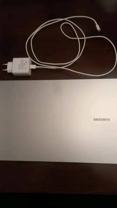 Laptop Samsung con múltiples puertos y cargador - miniatura 3