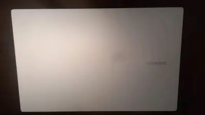 Laptop Samsung con múltiples puertos y cargador - miniatura 4