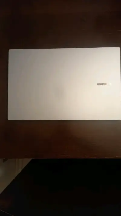 Laptop Samsung con múltiples puertos y cargador - miniatura 5