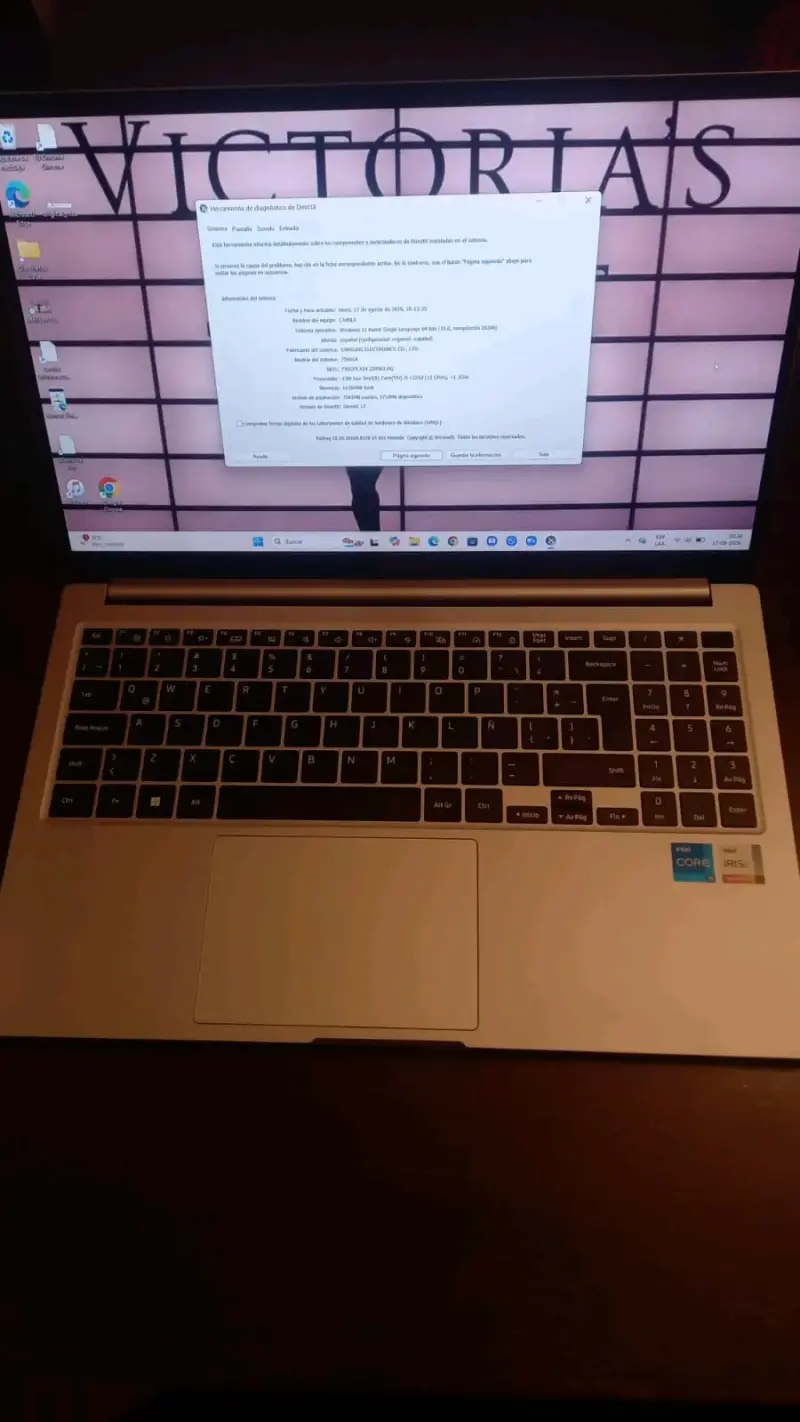 Laptop Samsung con múltiples puertos y cargador - 6