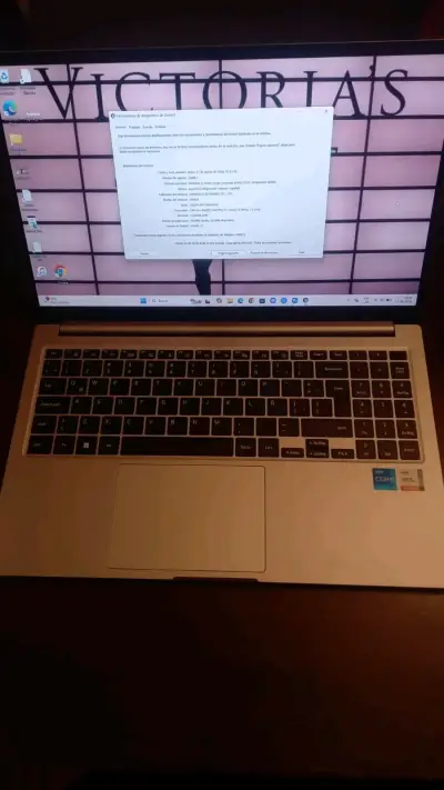 Laptop Samsung con múltiples puertos y cargador - miniatura 6