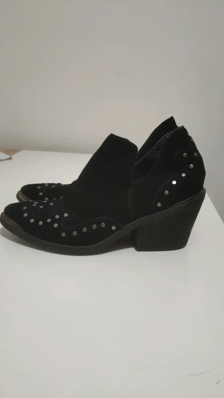 Botines negros con tachas para mujer