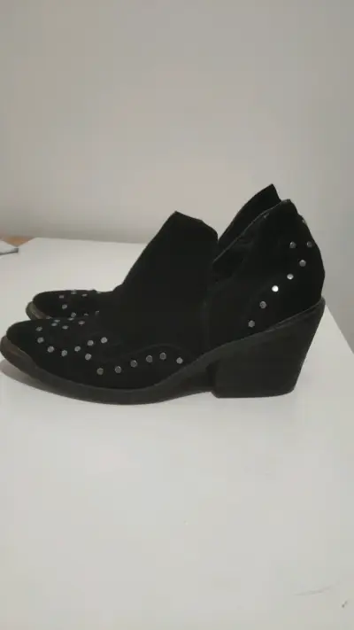 Botines negros con tachas para mujer - miniatura 1