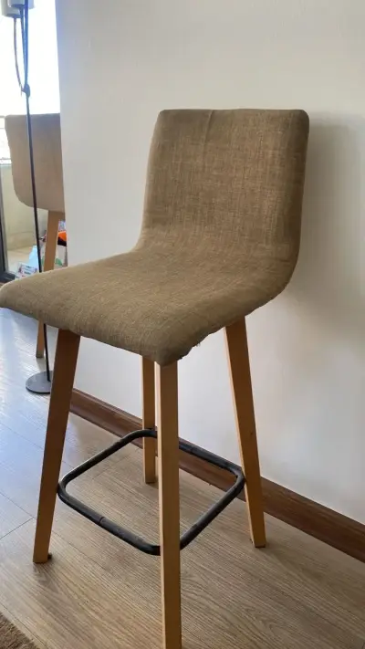 Silla alta de madera con asiento tapizado beige - miniatura 1