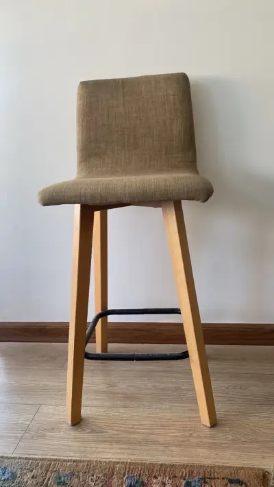 Silla alta de madera con asiento tapizado beige - miniatura 2