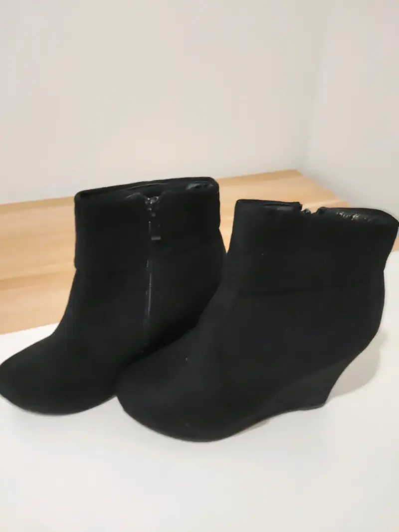 Botines negros de tacón alto con cierre lateral