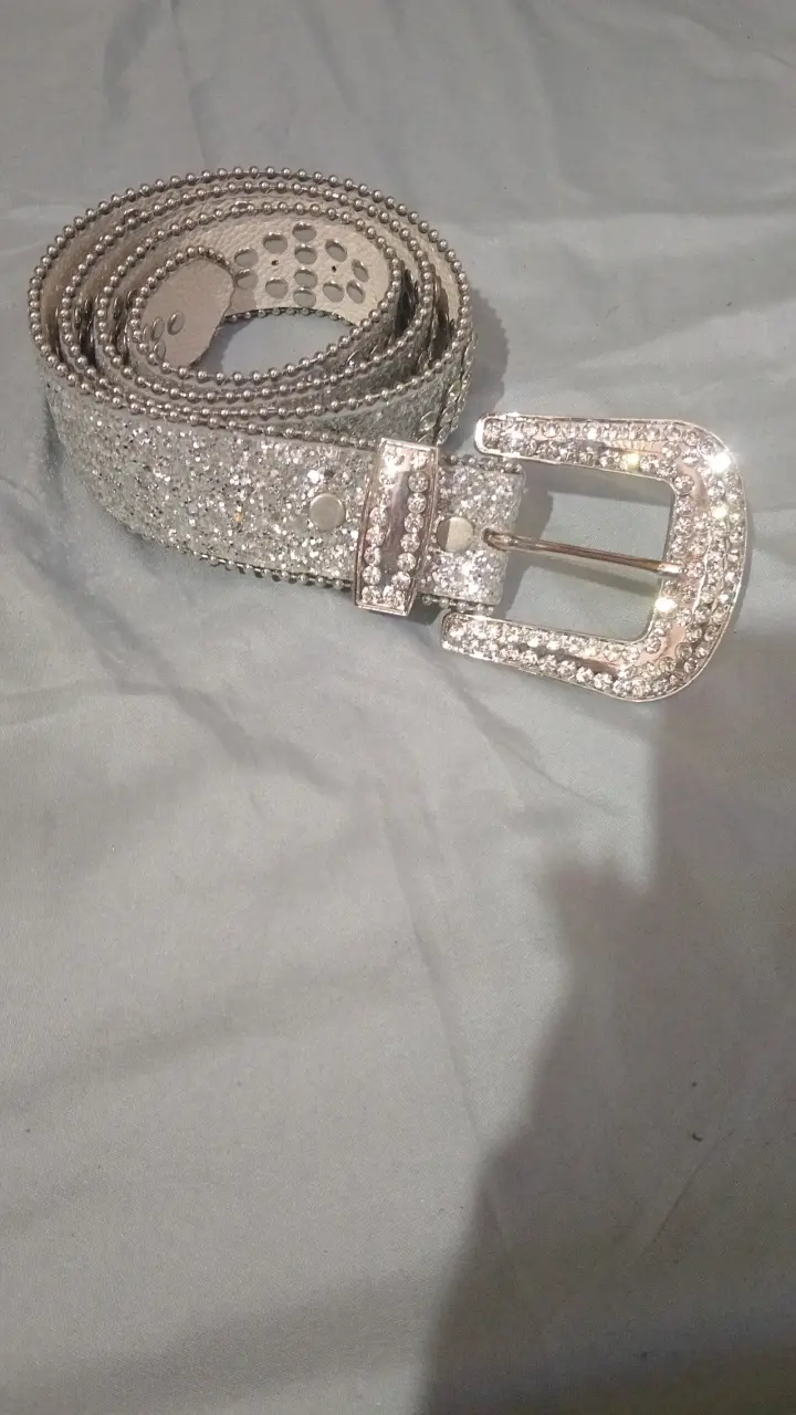 Cinturón de cuero con brillantes plateado