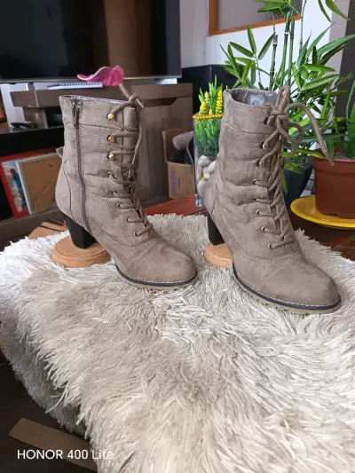 Botines de gamuza con tacón alto beige - miniatura 1