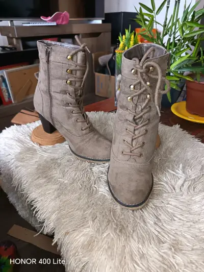 Botines de gamuza con tacón alto beige - miniatura 2