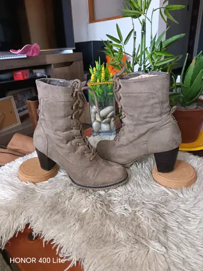 Botines de gamuza con tacón alto beige - miniatura 3