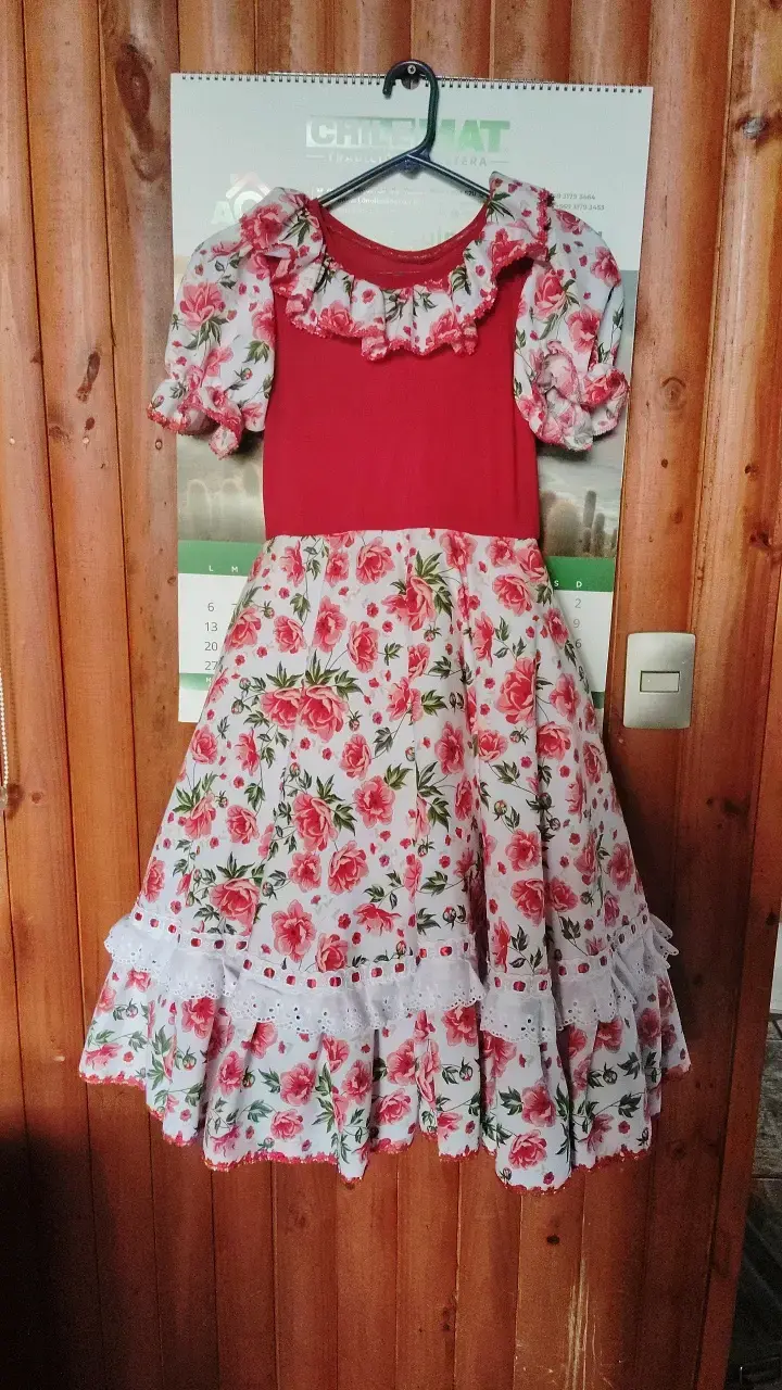 Vestido tradicional rojo con flores - 1