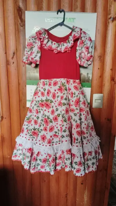 Vestido tradicional rojo con flores - miniatura 1