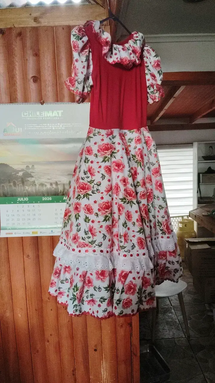 Vestido tradicional rojo con flores - 2