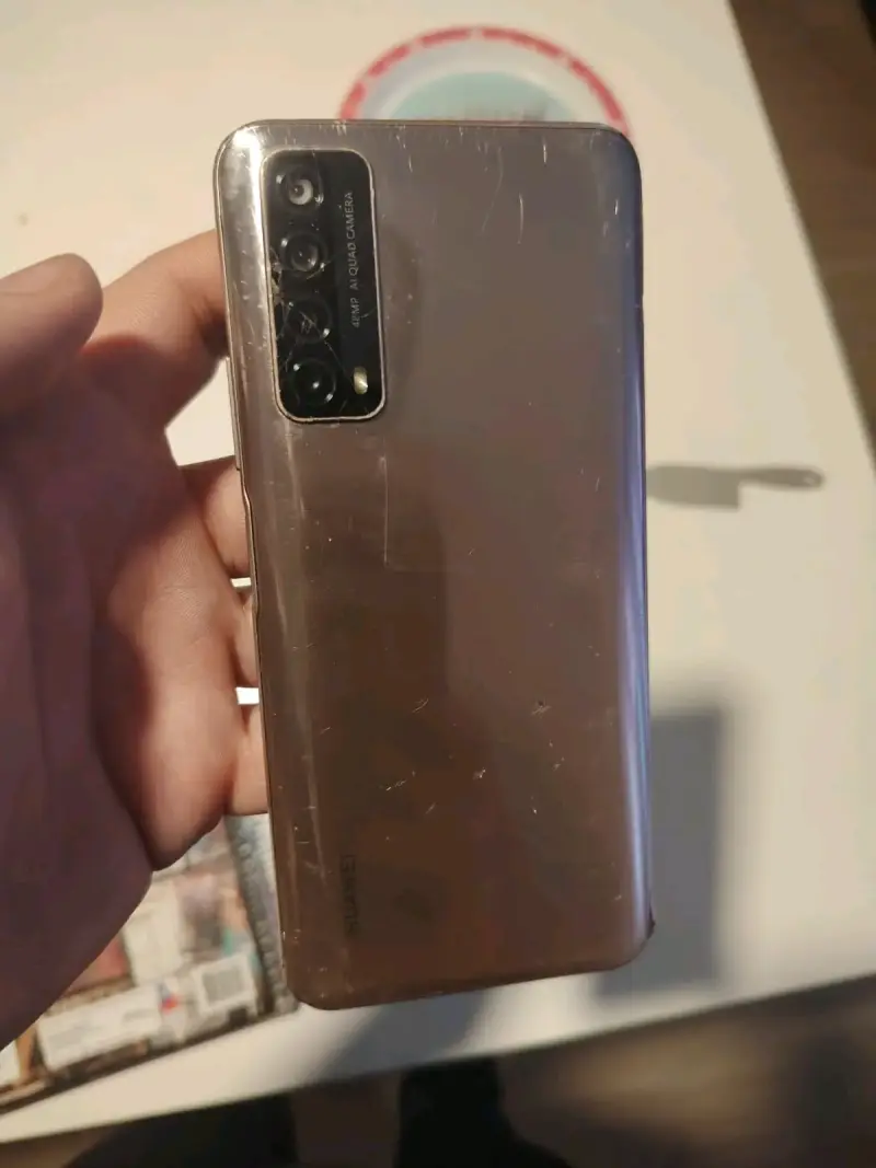 Huawei Y7a con pantalla rota y rayas - 2