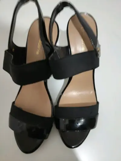 Sandalias de tacón negras elegantes - miniatura 1