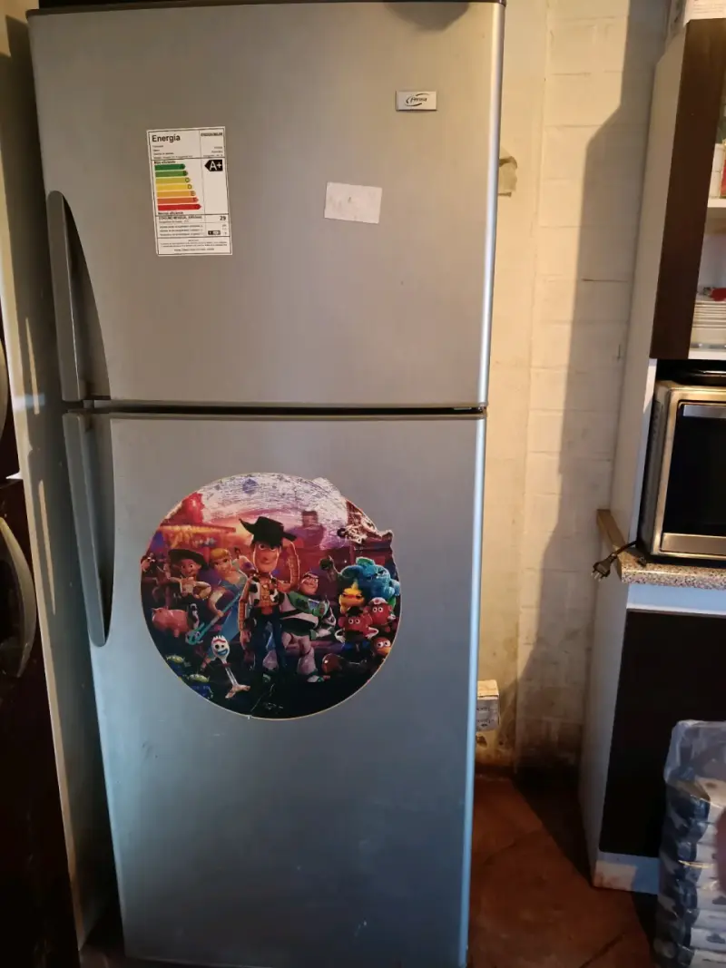 Refrigerador fensa de dos puertas con eficiencia A