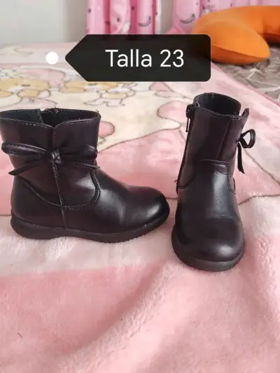 Zapatos de niña talla 23 negros con detalle floral - miniatura 3