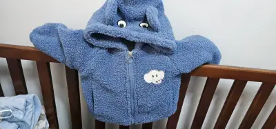 Chaqueta infantil azul con capucha de orejas - miniatura 2