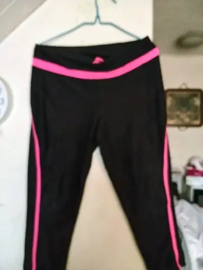 Leggings deportivos negros con detalles rosados - miniatura 1