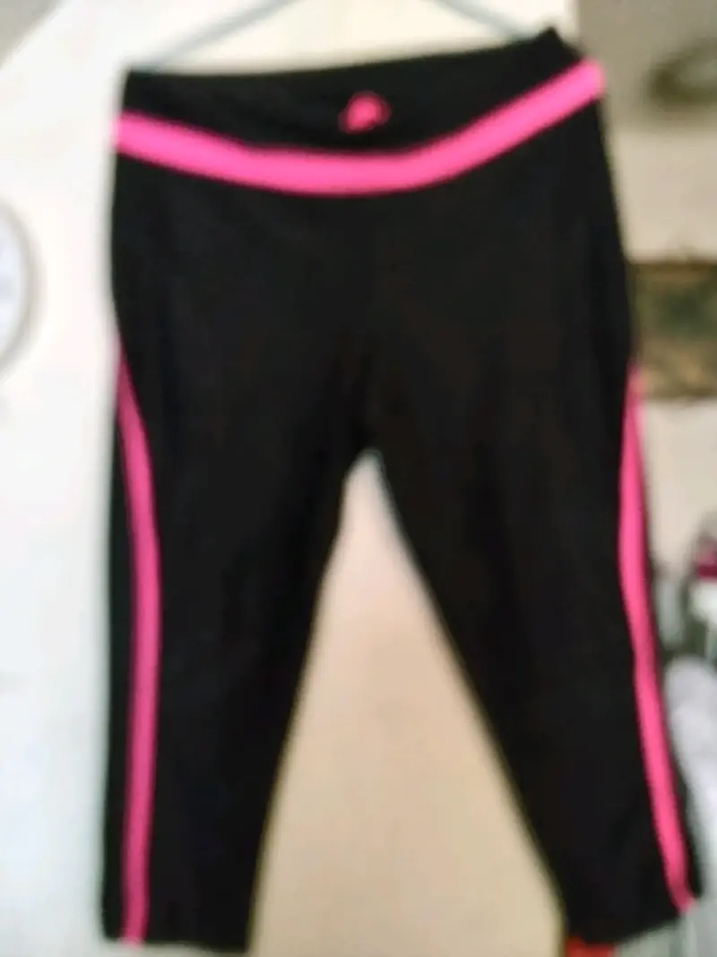 Leggings deportivos negros con detalles rosados - 2