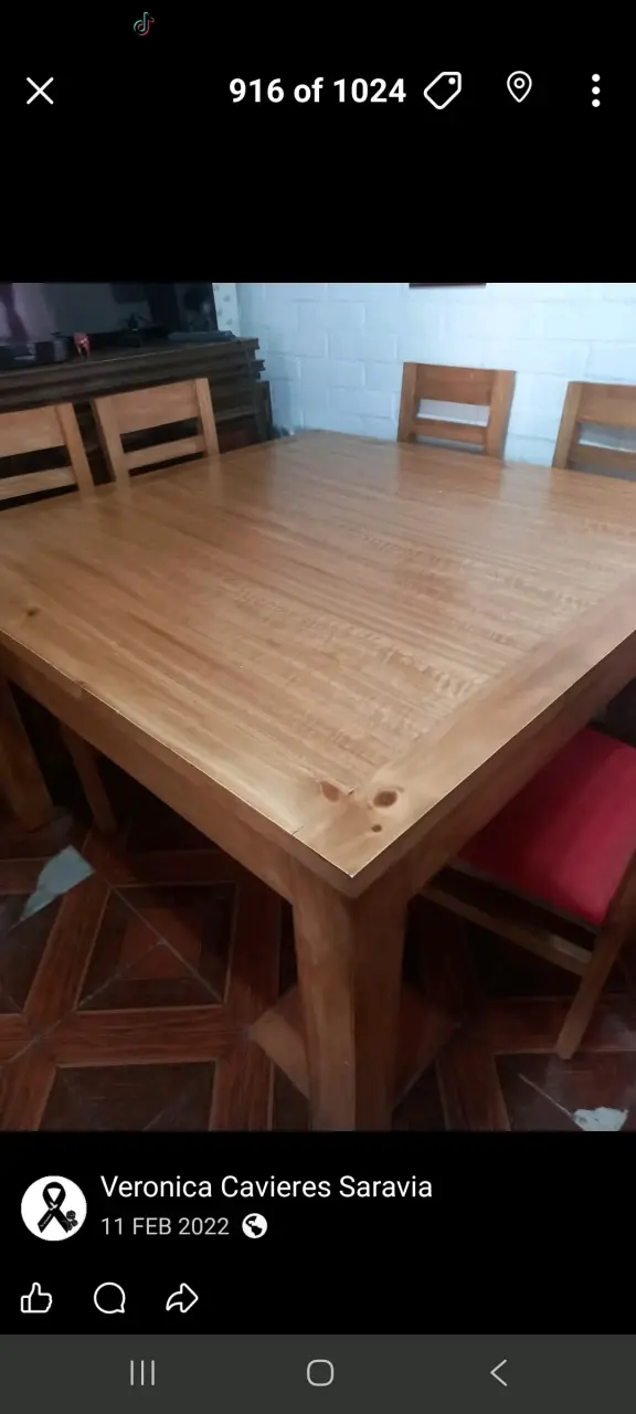 Mesa de comedor de madera con sillas