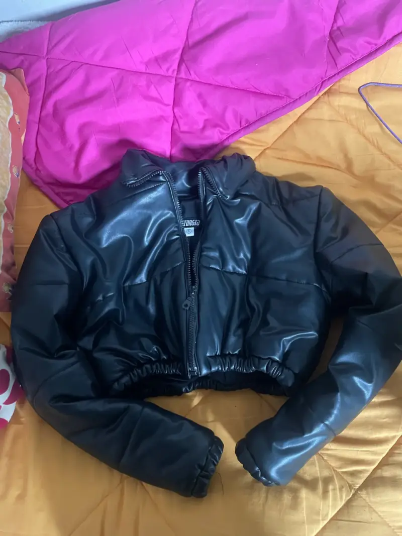Chaqueta corta negra de cuero sintético