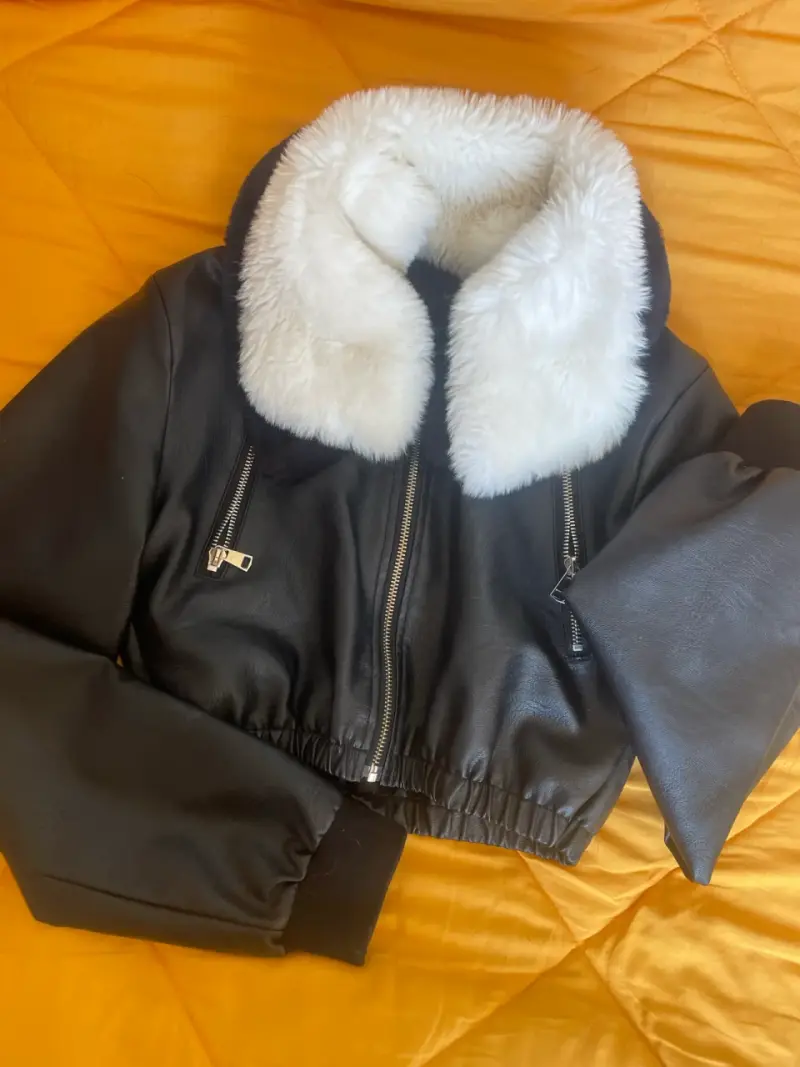 Chaqueta de cuero sintético con cuello de piel - 1