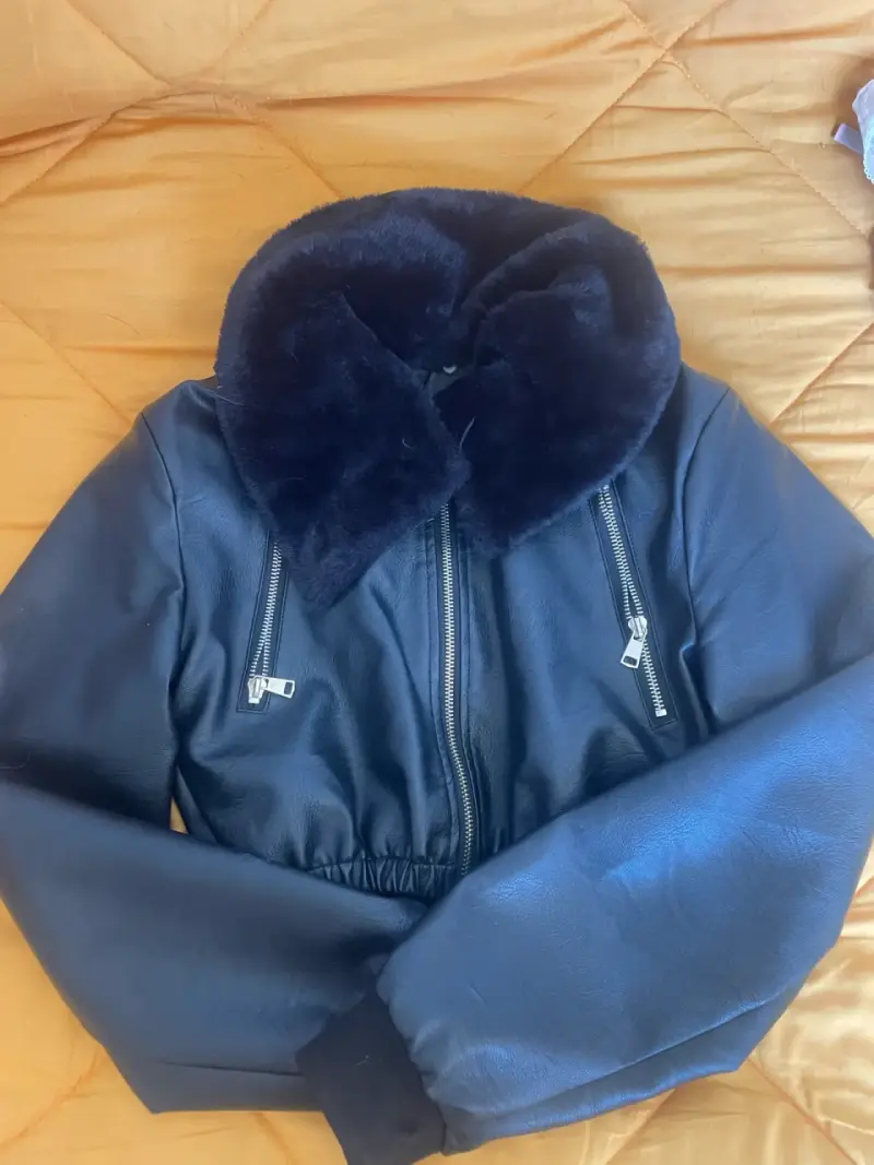Chaqueta de cuero sintético con cuello de piel - 2