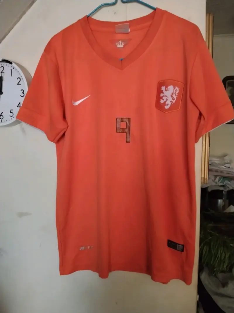 Camiseta de fútbol naranja Nike con número 9