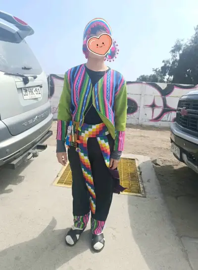 Traje típico colorido para niño - miniatura 1