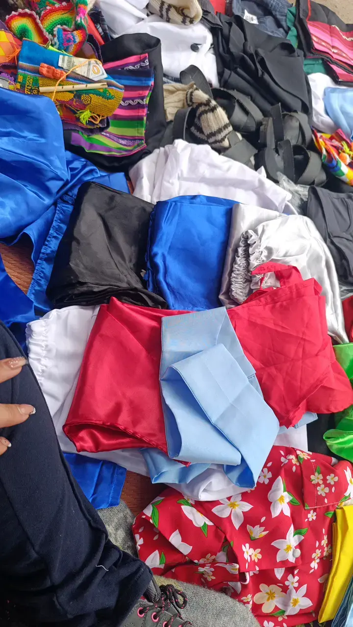 Traje típico colorido para niño - 3