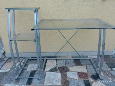 Escritorio de vidrio con estante lateral - miniatura 1