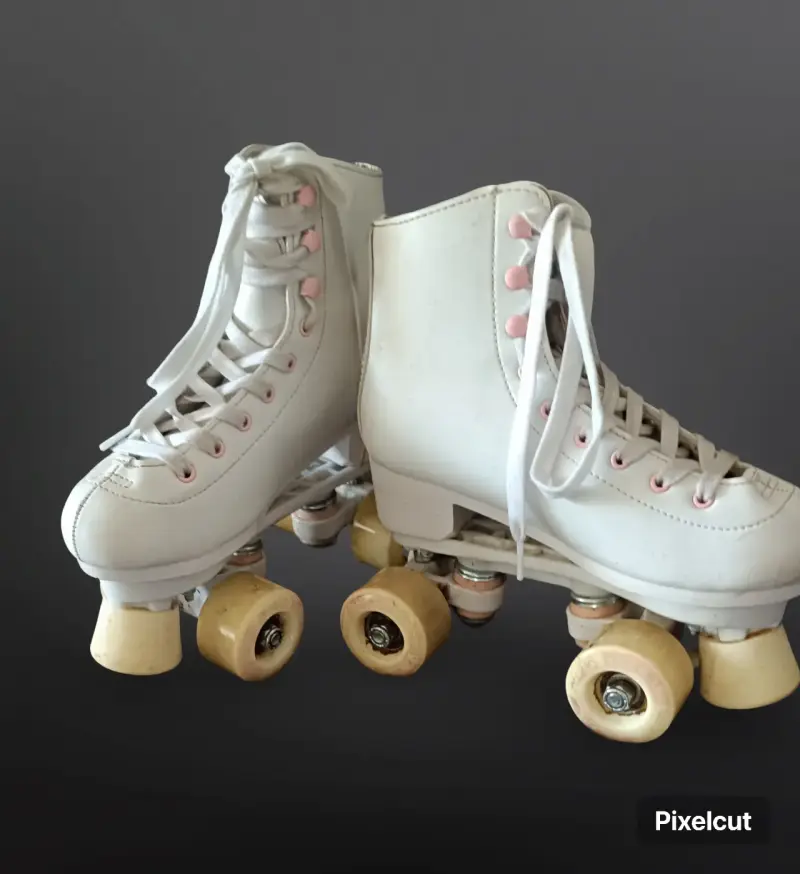 Patines de cuatro ruedas blancos.