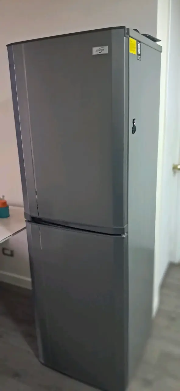 Refrigerador gris de dos puertas Fensa - 1