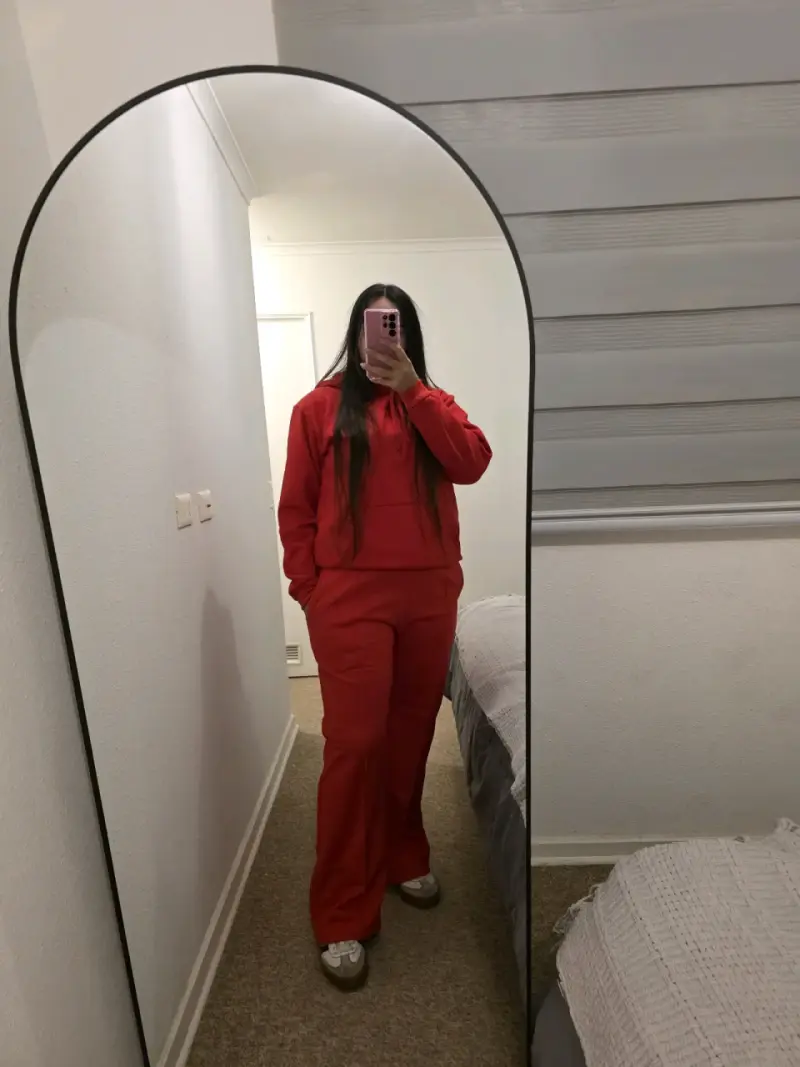 Conjunto deportivo mujer en colores negro y rojo - 2