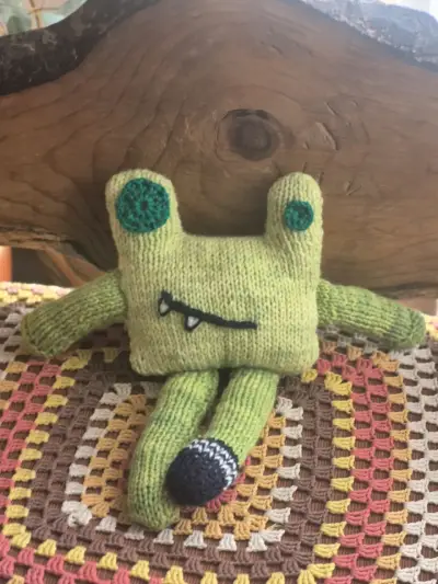 Muñeco de apego de lana tejido a mano y colorido - miniatura 1