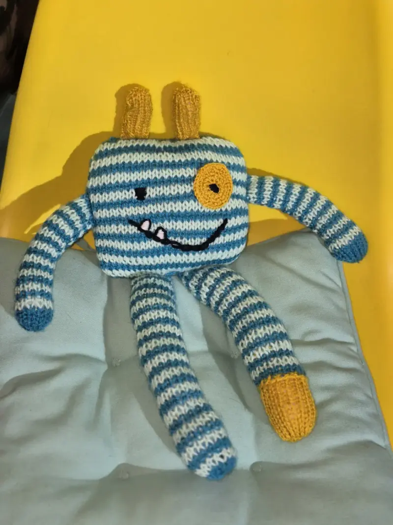 Muñeco de apego de lana tejido a mano y colorido - 2