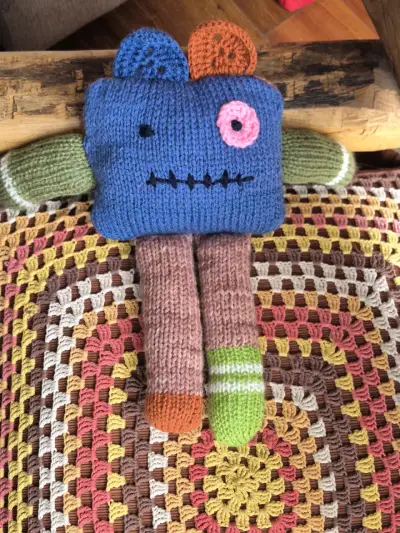 Muñeco de apego de lana tejido a mano y colorido - miniatura 3