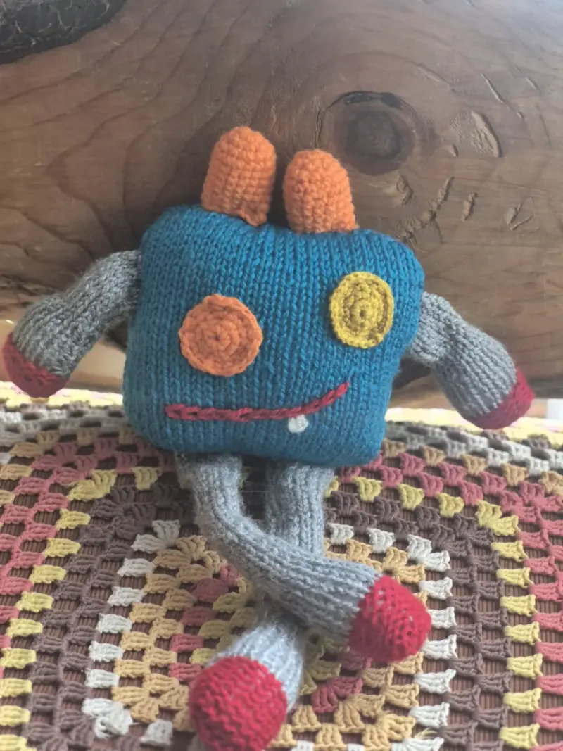Muñeco de apego de lana tejido a mano y colorido - 4