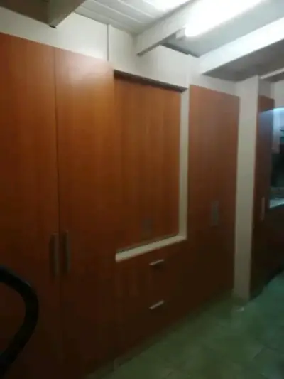 Closet de Madera a Medida con Puertas y Cajones - miniatura 2