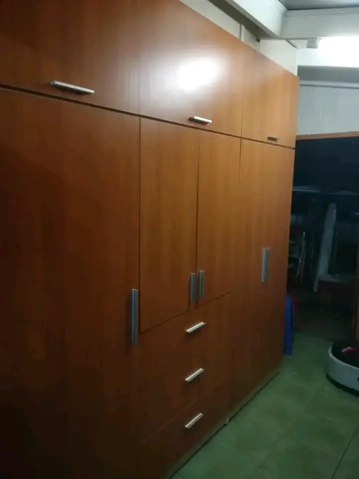 Closet de Madera a Medida con Puertas y Cajones - 3