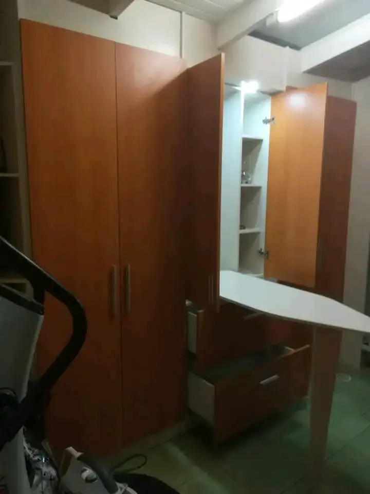 Closet de Madera a Medida con Puertas y Cajones - 4