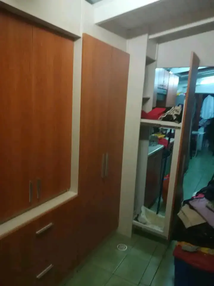 Closet de Madera a Medida con Puertas y Cajones - 5